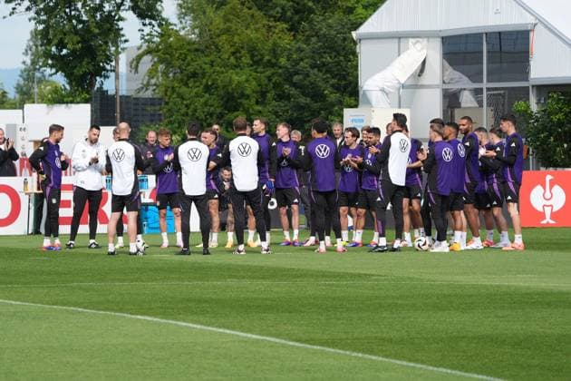 Mannschaft gratuliert Torwart Oliver Baumann (Deutschland Germany) zum Geburtstag und feiert ihn mit einem Spalier - Herzo Base 02.06.2024: Training Deutschland, Home Ground. World of Adidas, Herzogenaurach