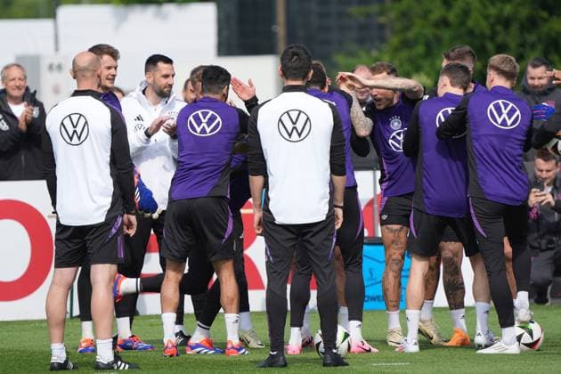 Mannschaft gratuliert Torwart Oliver Baumann (Deutschland Germany) zum Geburtstag und feiert ihn mit einem Spalier - Herzo Base 02.06.2024: Training Deutschland, Home Ground. World of Adidas, Herzogenaurach