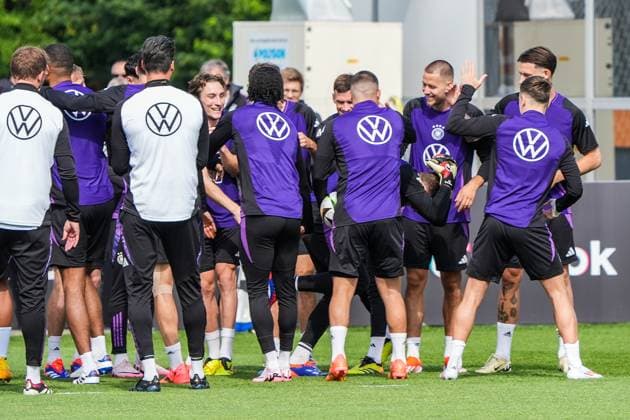 Mannschaft gratuliert Torwart Oliver Baumann (Deutschland Germany) zum Geburtstag und feiert ihn mit einem Spalier - Herzo Base 02.06.2024: Training Deutschland, Home Ground. World of Adidas, Herzogenaurach