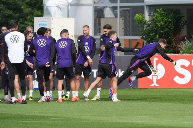 Mannschaft gratuliert Torwart Oliver Baumann (Deutschland Germany) zum Geburtstag und feiert ihn mit einem Spalier - Herzo Base 02.06.2024: Training Deutschland, Home Ground. World of Adidas, Herzogenaurach