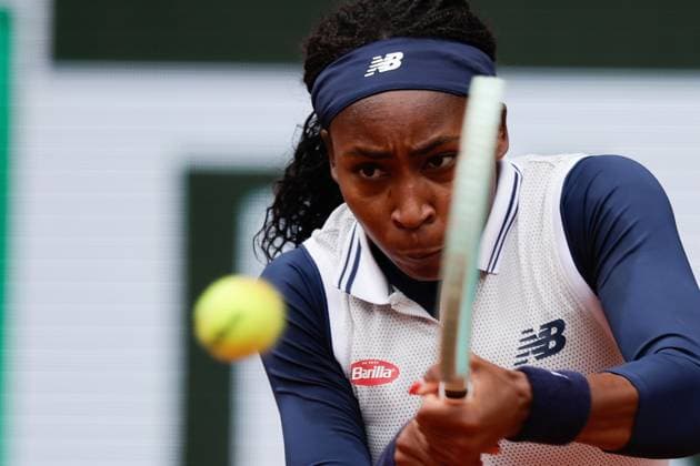 02.06.2024, Tennis, French Open 2024 Roland-Garros, FRA, Paris, Women™s Singles Court Philippe-Chatrier - FOURTH ROUND Coco Gauff (USA) - Elisabetta Cocciaretto (ITA) Bild: v. li. Coco Gauff (USA) spielt eine Rückhand. Copyright: HMBxMedia AntonioxBorga