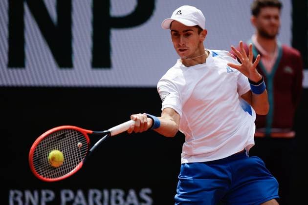 02.06.2024, Tennis, French Open 2024 Roland-Garros, FRA, Paris, Men™s Singles Court Suzanne-Lenglen - FOURTH ROUND Matteo Arnaldi (ITA) - Stefanos Tsitsipas (GRE) Bild: v. li. Matteo Arnaldi (ITA) spielt eine Vorhand. Copyright: HMBxMedia AntonioxBorga