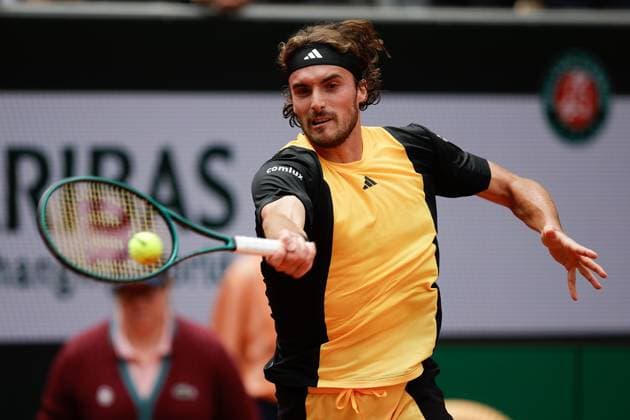 02.06.2024, Tennis, French Open 2024 Roland-Garros, FRA, Paris, Men™s Singles Court Suzanne-Lenglen - FOURTH ROUND Matteo Arnaldi (ITA) - Stefanos Tsitsipas (GRE) Bild: v. li. Stefanos Tsitsipas (GRE) spielt eine Vorhand. Copyright: HMBxMedia AntonioxBorga