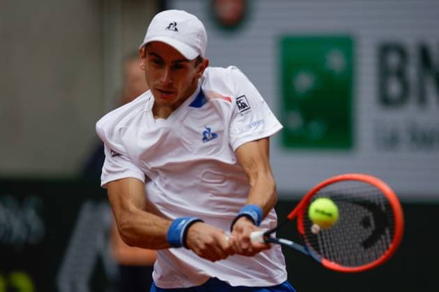 02.06.2024, Tennis, French Open 2024 Roland-Garros, FRA, Paris, Men™s Singles Court Suzanne-Lenglen - FOURTH ROUND Matteo Arnaldi (ITA) - Stefanos Tsitsipas (GRE) Bild: v. li. Matteo Arnaldi (ITA) spielt eine Rückhand. Copyright: HMBxMedia AntonioxBorga