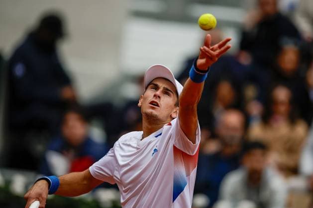 02.06.2024, Tennis, French Open 2024 Roland-Garros, FRA, Paris, Men™s Singles Court Suzanne-Lenglen - FOURTH ROUND Matteo Arnaldi (ITA) - Stefanos Tsitsipas (GRE) Bild: v. li. Matteo Arnaldi (ITA) macht einen Aufschlag. Copyright: HMBxMedia AntonioxBorga