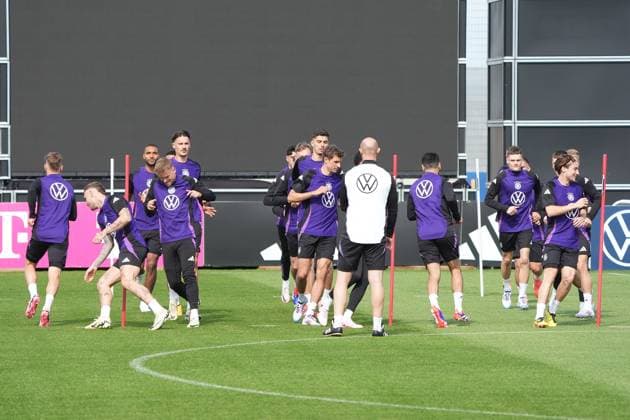 Mannschaft läuft sich warm - Herzo Base 02.06.2024: Training Deutschland, Home Ground. World of Adidas, Herzogenaurach