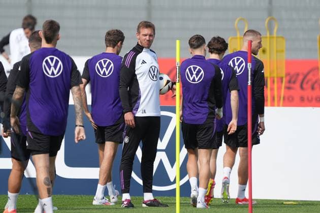 Sport Bilder des Tages Bundestrainer Julian Nagelsmann (Deutschland Germany) sieht den Spielern beim Training zu - Herzo Base 02.06.2024: Training Deutschland, Home Ground. World of Adidas, Herzogenaurach