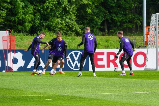 Joshua Kimmich (Deutschland Germany) gegen Pascal Groß (Deutschland Germany) - Herzo Base 02.06.2024: Training Deutschland, Home Ground. World of Adidas, Herzogenaurach
