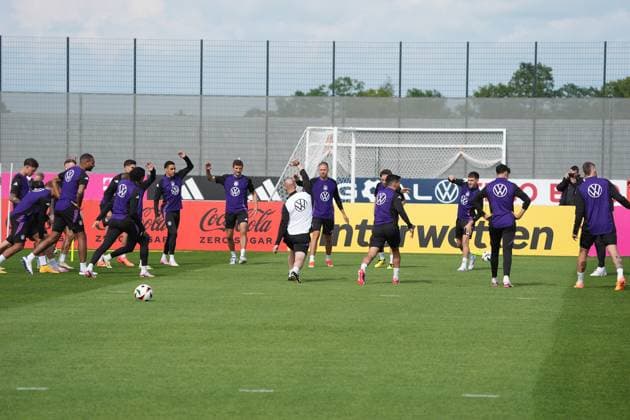 Mannschaft macht sich warm - Herzo Base 02.06.2024: Training Deutschland, Home Ground. World of Adidas, Herzogenaurach