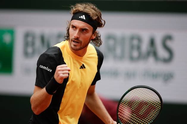 02.06.2024, Tennis, French Open 2024 Roland-Garros, FRA, Paris, Men™s Singles Court Suzanne-Lenglen - FOURTH ROUND Matteo Arnaldi (ITA) - Stefanos Tsitsipas (GRE) Bild: v. li. Stefanos Tsitsipas (GRE) jubelt Copyright: HMBxMedia AntonioxBorga