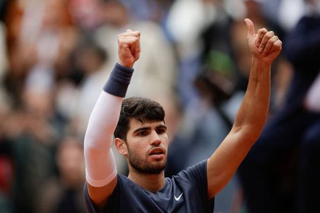 02.06.2024, Tennis, French Open 2024 Roland-Garros, FRA, Paris, Men™s Singles Court Philippe-Chatrier - FOURTH ROUND Felix Auger-Aliassime (CAN ) - Carlos Alcaraz (SPA) Bild: v. li. Carlos Alcaraz (SPA) jubelt, bedankt sich bei den Fans, bedanken, Dank. Copyright: HMBxMedia AntonioxBorga
