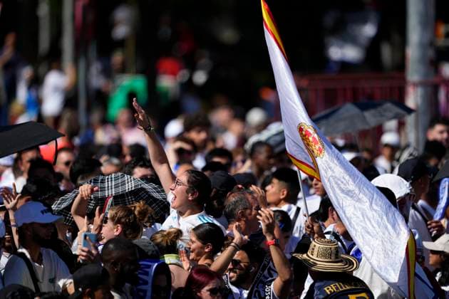 June 2, 2024, Madrid, Madrid, SPAIN: Supporters of Real Madrid are seen at Cibeles Fount during the celebration of Real Madrid after winning their 15th UEFA Champions League title against Borussia Dortmund in London on June 02, 2024, in Madrid, Spain. Madrid SPAIN - ZUMAa181 20240602_zaa_a181_026 Copyright: xOscarxJ.xBarrosox
