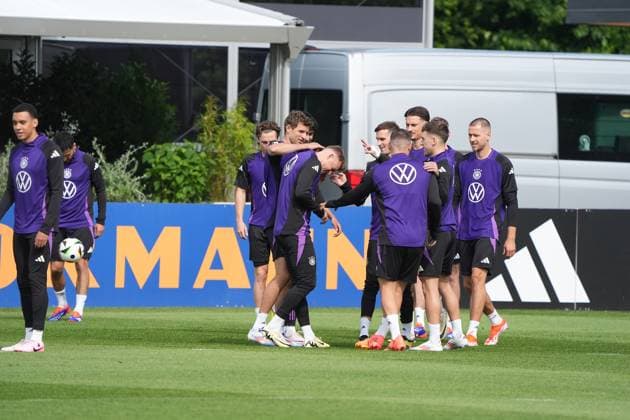 Maximilian Mittelstädt (Deutschland Germany) wird am Ohr geschnickt - Herzo Base 02.06.2024: Training Deutschland, Home Ground. World of Adidas, Herzogenaurach