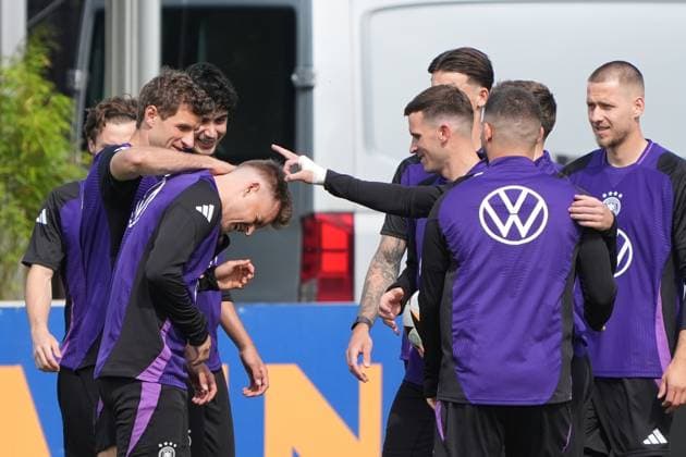 Maximilian Mittelstädt (Deutschland Germany) wird am Ohr geschnickt - Herzo Base 02.06.2024: Training Deutschland, Home Ground. World of Adidas, Herzogenaurach