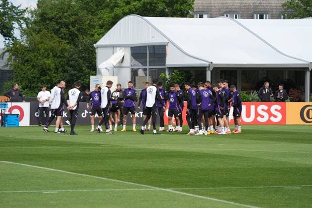 Ansprache von Bundestrainer Julian Nagelsmann (Deutschland Germany) an die Mannschaft - Herzo Base 02.06.2024: Training Deutschland, Home Ground. World of Adidas, Herzogenaurach