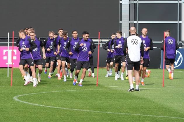 Mannschaft läuft sich warm - Herzo Base 02.06.2024: Training Deutschland, Home Ground. World of Adidas, Herzogenaurach