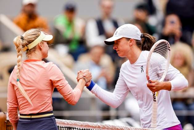 TENNIS - French Open 2024 PARIS,FRANCE,02.JUN.24 - TENNIS - WTA, Tennis Damen Tour, French Open, Roland Garros, Grand Slam. Image shows Anastasia Potapova ( ) and Iga Swiatek (POL).  GEPAxpictures xPatrickxSteiner