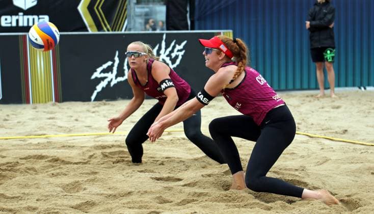 Beachvolleyball, Queen of the Court in Hamburg: Das Siegerinnen-Duo Kelly Cheng (r.) und Sara Hughes (l.) aus den USA.