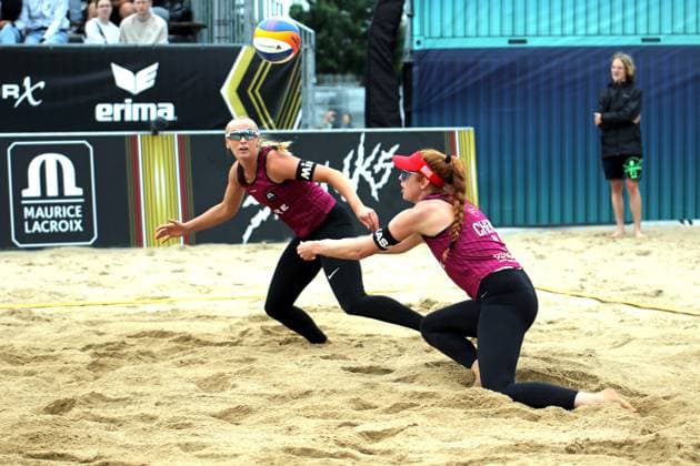 Beachvolleyball, Queen of the Court in Hamburg: Das Siegerinnen-Duo Kelly Cheng (r.) und Sara Hughes (l.) aus den USA.