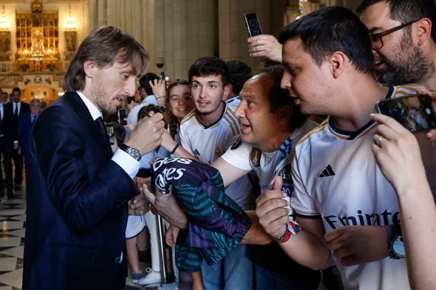 Real Madrid s midfielder Luka Modric (L) signs autographs upon their arrival to La Almudena Cathedral, in Madrid, Spain, 02 June 2024. Real Madrid won the UEFA Champions League 2024 final soccer match against Borussia Dortmund on 01 June 2024. Real Madrid celebrates the UEFA Champions League 2024 !ACHTUNG: NUR REDAKTIONELLE NUTZUNG!  Copyright: xChemaxMoyax GRAF3325 20240602-55013759158_1