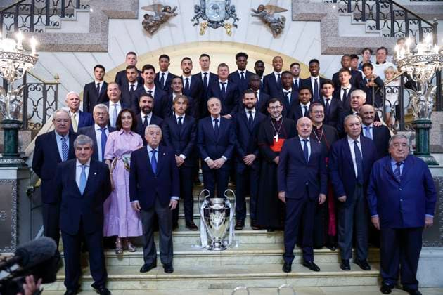 Sport Themen der Woche KW22 Sport Bilder des Tages Real Madrid s President Florentino Perez (C), players and staff offer a replica of the UEFA Champions League trophy to the Archbishop of Madrid Jose Cobo (c-R) upon arrival to La Almudena Cathedral, in Madrid, Spain, 02 June 2024. Real Madrid won the UEFA Champions League 2024 final soccer match against Borussia Dortmund on 01 June 2024. Real Madrid celebrates the UEFA Champions League 2024 !ACHTUNG: NUR REDAKTIONELLE NUTZUNG!  Copyright: xChemaxMoyax GRAF3321 20240602-55013759226_1