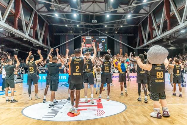 Sport Bilder des Tages Chemnitz, Deutschland 02. Juni 2024: 1.BBL - Playoff - 3.Spiel - 2023 2024 - Niners Chemnitz vs. Alba Berlin Im Bild: die Mannschaft von den Niners Chemnitz feiert bei den Fans im Fanblock den Heimsieg Copyright: xFotostandx xNachtigallx