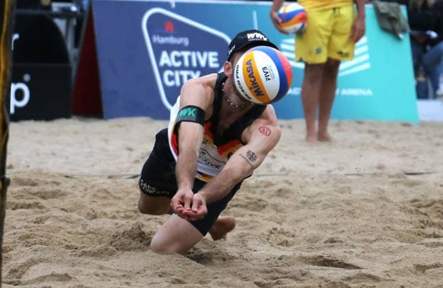 Beachvolleyball, King of the Court in Hamburg: Clemens Wickler hechtet nach dem Ball.