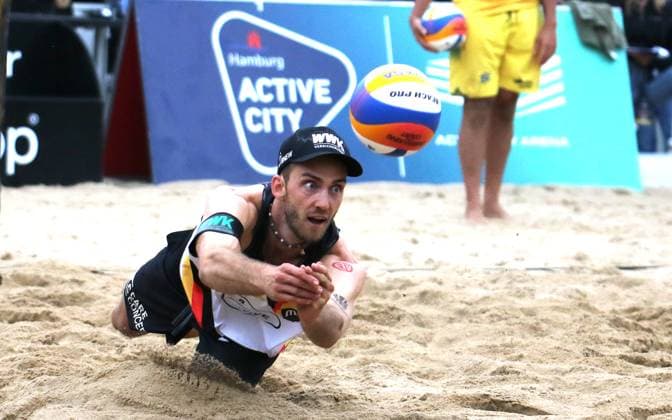 Beachvolleyball, King of the Court in Hamburg: Clemens Wickler hechtet nach dem Ball.