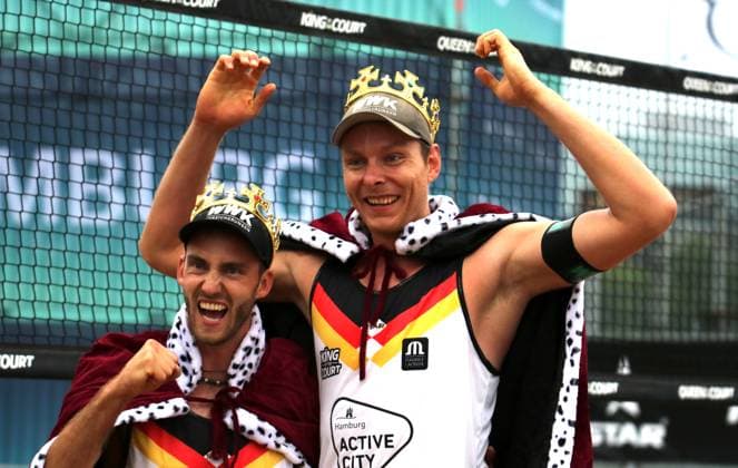 Sport Themen der Woche KW22 Sport Bilder des Tages Beachvolleyball, King of the Court in Hamburg: Nils Ehlers (r.) und Clemens Wickler (l.) *** Beach volleyball, King of the Court in Hamburg Nils Ehlers r and Clemens Wickler l