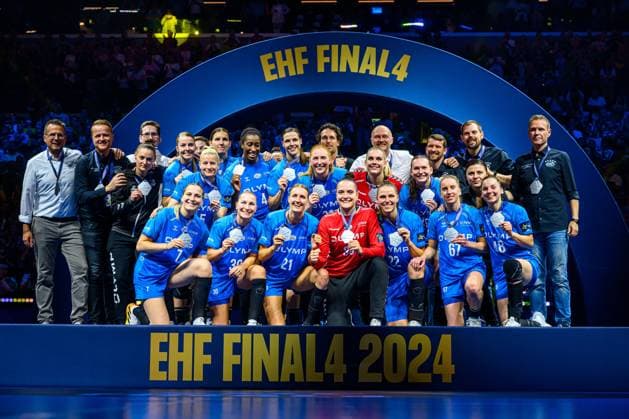 Bilder des Jahres 2024, Sport 06 Juni Sport Themen der Woche KW22 Sport Bilder des Tages Budapest, Ungarn: Handball EHF CL Final 4 - Finale - Györi Audi ETO KC - SG BBM Bietigheim die Mannschaft von Bietigheim mit der Silbermedaille Budapest MVM Dome Ungarn *** Budapest, Hungary Handball EHF CL Final 4 Final Györi Audi ETO KC SG BBM Bietigheim the team from Bietigheim with the silver medal Budapest MVM Dome Hungary