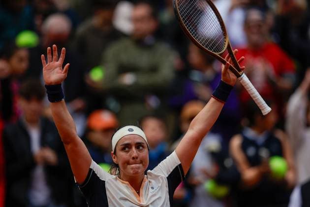 02.06.2024, Tennis, French Open 2024 Roland-Garros, FRA, Paris,Women™s Singles Court Suzanne-Lenglen - FOURTH ROUND Clara Tauson (Denmark) - Ons Jabeur (Tunisia) Bild: v. li. Ons Jabeur (Tunisia) jubelt, Copyright: HMBxMedia AntonioxBorga
