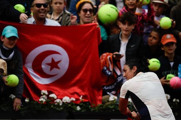 02.06.2024, Tennis, French Open 2024 Roland-Garros, FRA, Paris,Women™s Singles Court Suzanne-Lenglen - FOURTH ROUND Clara Tauson (Denmark) - Ons Jabeur (Tunisia) Bild: v. li. Ons Jabeur (Tunisia) jubelt, im Hintergrund die Fans mit Tunisien Flagge Copyright: HMBxMedia AntonioxBorga