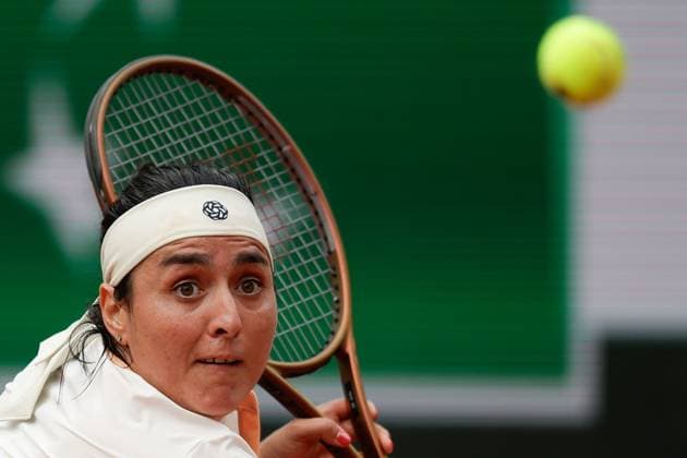 02.06.2024, Tennis, French Open 2024 Roland-Garros, FRA, Paris,Women™s Singles Court Suzanne-Lenglen - FOURTH ROUND Clara Tauson (Denmark) - Ons Jabeur (Tunisia) Bild: v. li. Ons Jabeur (Tunisia) Ball im Blick, konzentriert, spielt eine Rückhand. Copyright: HMBxMedia AntonioxBorga