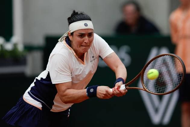 02.06.2024, Tennis, French Open 2024 Roland-Garros, FRA, Paris,Women™s Singles Court Suzanne-Lenglen - FOURTH ROUND Clara Tauson (Denmark) - Ons Jabeur (Tunisia) Bild: v. li. Ons Jabeur (Tunisia) konzentriert, spielt eine Rückhand. Copyright: HMBxMedia AntonioxBorga