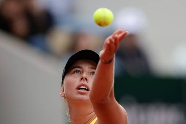 02.06.2024, Tennis, French Open 2024 Roland-Garros, FRA, Paris,Women™s Singles Court Suzanne-Lenglen - FOURTH ROUND Clara Tauson (Denmark) - Ons Jabeur (Tunisia) Bild: v. li. Clara Tauson (Denmark) macht einen Aufschlag. Copyright: HMBxMedia AntonioxBorga