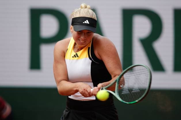 02.06.2024, Tennis, French Open 2024 Roland-Garros, FRA, Paris,Women™s Singles Court Suzanne-Lenglen - FOURTH ROUND Clara Tauson (Denmark) - Ons Jabeur (Tunisia) Bild: v. li. Clara Tauson (Denmark) spielt eine Rückhand. Copyright: HMBxMedia AntonioxBorga