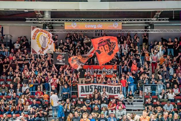 Chemnitz, Deutschland 02. Juni 2024: 1.BBL - Playoff - 3.Spiel - 2023 2024 - Niners Chemnitz vs. Alba Berlin Im Bild: Die Fans im Fanblock der Niners Copyright: xFotostandx xNachtigallx