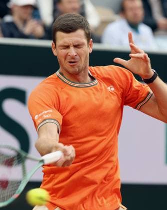 Sport Bilder des Tages Hubert Hurkacz of Poland plays against Grigor Dimitrov of Bulgaria at the French Tennis Open in Roland Garros in Paris, France, on Sunday, June 2, 2024. Dimitrov won 7-6, 6-4, 7-6.  PAR20240602119 MAYAxVIDON-WHITE