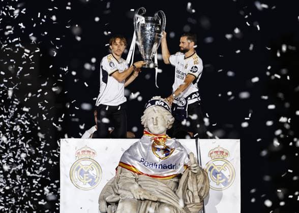 Luka Modric of Real Madrid and Nacho Fernandez of Real Madrid with the Champions League trophy Real Madrid Celebrate Winning the UEFA Champions League, Madrid, Spain 02 Jun 2024  Copyright: xRubenxAlbarran Shutterstockx 14516799dl