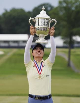 Sport Themen der Woche KW22 Sport Bilder des Tages Golf: U.S. Women s Open Yuka Saso of Japan celebrates with the victor s trophy after winning the U.S. Women s Open golf tournament at Lancaster Country Club in Lancaster, Pennsylvania, on June 2, 2024.  A14AA0002952352P