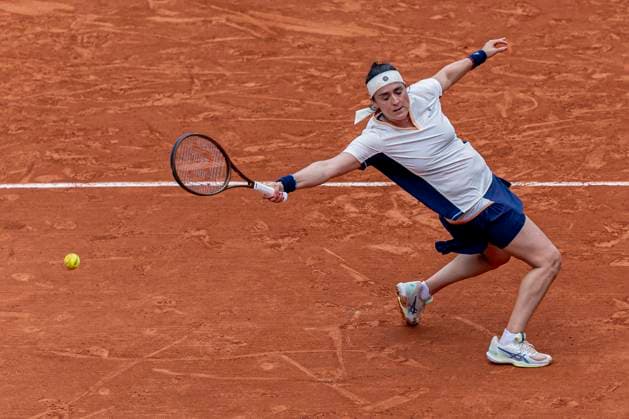 Sport Bilder des Tages 2024 French Open - Day 8 Ons Jabeur is returning the ball against Clara Tauson during the Roland Garros Grand Slam Tournament on June 02, 2024, in Paris, France. Paris France  Copyright: xRobertxSzaniszlox originalFilename:szaniszlo-notitle240602_npCgn.jpg