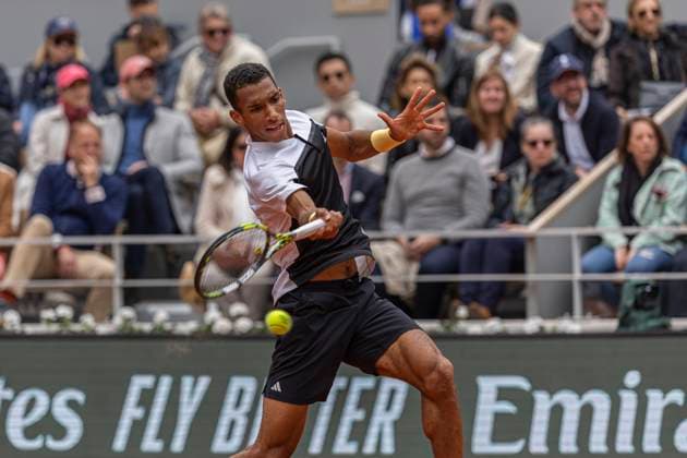 2024 French Open - Day 8 Felix Auger-Aliassime is returning the ball against Carlos Alcaraz during the Roland Garros Grand Slam Tournament - Day 08 in Paris, France, on June 02, 2024. Paris France  Copyright: xRobertxSzaniszlox originalFilename:szaniszlo-notitle240602_npI3j.jpg