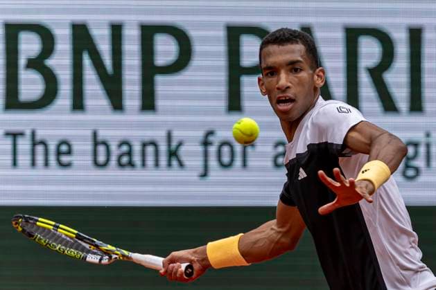 2024 French Open - Day 8 Felix Auger-Aliassime is returning the ball against Carlos Alcaraz during the Roland Garros Grand Slam Tournament - Day 08 in Paris, France, on June 02, 2024. Paris France  Copyright: xRobertxSzaniszlox originalFilename:szaniszlo-notitle240602_npprc.jpg