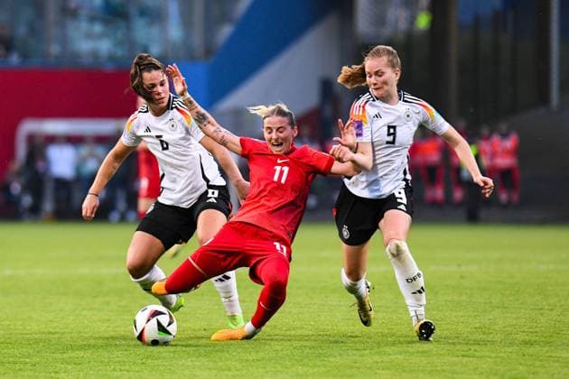 Fußball I Frauen I Saison 2023-2024 I Länderspiel I Deutschland - Polen I 31.05.2024 Ewelina Kamczyk (11, Polen) geht im Kampf um den Ball gegen Lena Sophie Oberdorf (6, Deutschland) und Sjoeke Nüsken (9, Deutschland) schreiend zu Boden, Zweikampf, Duell Rostock Ostseestadion, Kopernikusstraße 17 Mecklenburg-Vorpommern Deutschland Copyright: xLobeca InesxHähnelx