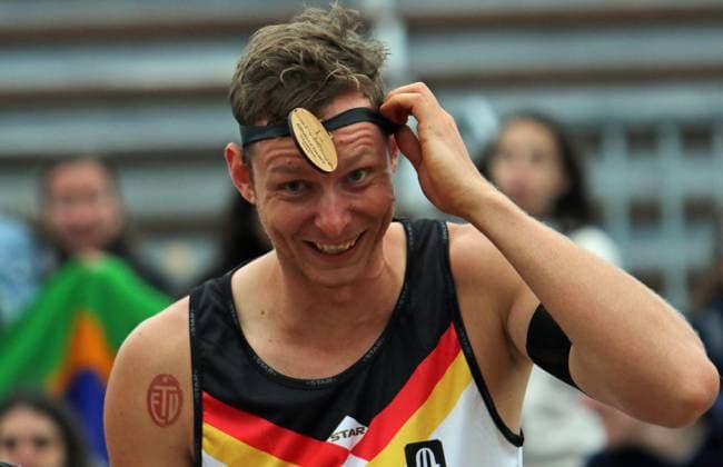 Beachvolleyball: King of the Court in Hamburg. Bei der Siegerehrung hat Nils Ehlers große Mühe, sich die Medaille um den Hals zu hängen, weil das Band zu eng ist.