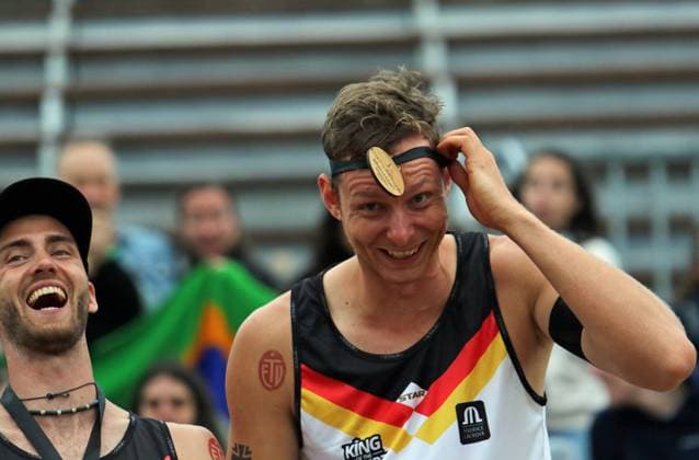 Beachvolleyball: King of the Court in Hamburg. Bei der Siegerehrung hat Nils Ehlers große Mühe, sich die Medaille um den Hals zu hängen, weil das Band zu eng ist. Teamkollege Clemens Wickler bricht angesichts der Probleme seines Mitspielers in großes Gelächter aus.