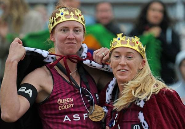 Beachvolleyball: Queen of the Court in Hamburg. Kelly Cheng (l.) und Sara Hughes (r.) aus den USA bei der Siegerehrung.
