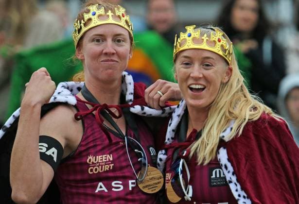 Beachvolleyball: Queen of the Court in Hamburg. Kelly Cheng (l.) und Sara Hughes (r.) aus den USA bei der Siegerehrung.