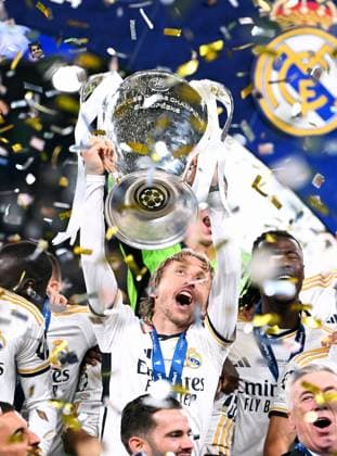 Fussball, Champions League Finale, Saison 2023 2024, Wembley Stadium London: Bor. Dortmund - Real Madrid 0:2; Luka Modric (RMA) jubelt mit der Trophäe. Jubel, Freude, Aktion. UEFA REGULATIONS PROHIBIT ANY USE OF PHOTOGRAPHS AS IMAGE SEQUENCES AND OR QUASI-VIDEO