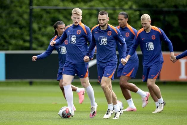 ZEIST - Jerdy Schouten, Stefan de Vrij during a training session of the Dutch national team, Nationalteam at the KNVB Campus on June 3, 2024 in Zeist, the Netherlands. The Dutch national team is preparing for the European Football Championship in Germany. ANP JEROEN PUTMANS UEFA EURO, EM, Europameisterschaft,Fussball 2024 Germany 2024 xVIxANPxSportx xxANPxIVx 500234471 originalFilename: 500234471.jpg